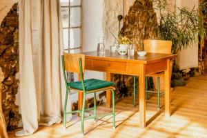 Immerse YourselfThe Magic Of This Studio And Discover Your Creative Side