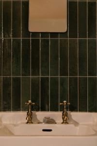 Maisons de vacances Cevennes House With Natural Pool In Genolhac : photos des chambres