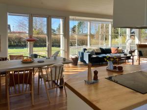 Natural Light And Short Walk To Water In Home