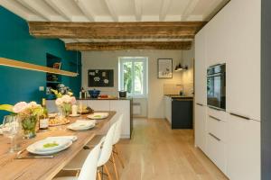 Maisons de vacances Renovated Stone House In Normandy : photos des chambres
