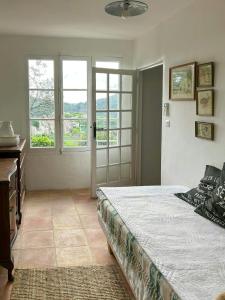 Maisons de vacances Provencal House With Pool And Views Over Claviers : photos des chambres