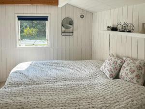 Fredfyldt Hjem Omgivet Af Marker Og Skov