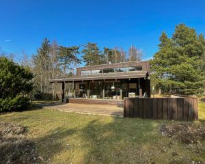 Enjoy The Atmosphere In Wooden Summer House By The Bay