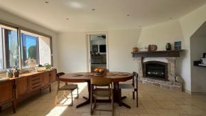 Maisons de vacances Provencal Villa With Pool And Panoramic Views : photos des chambres