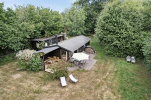 Experience The Simple Life In A Retro Wooden House - 3hvězdičkové hotely ve městě Højby