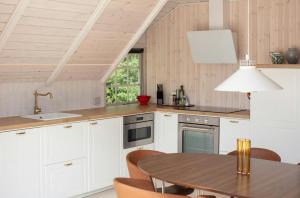 Idyllic Holiday In A Beautiful Thatched House