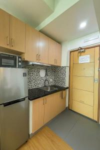 Close by the airports and tourist attractions