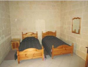 Shared cauchi corner house with roof top pool and pay per use aircondition