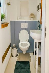 Cozy Forest Cottage Near Klingen Trail