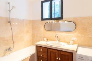 Maisons de vacances Historic Provencal Farmhouse With Pool In Provence : photos des chambres
