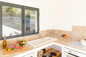Maisons de vacances Historic Provencal Farmhouse With Pool In Provence : photos des chambres
