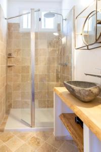 Maisons de vacances Historic Provencal Farmhouse With Pool In Provence : photos des chambres