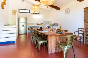 Maisons de vacances Historic Provencal Farmhouse With Pool In Provence : photos des chambres