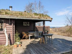 Peaceful Log Cabin With Turf In Raageleje