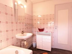 Maisons de vacances Gites chaleureux pres de Luxeuil, jardin commun - FR-1-583-472 : photos des chambres