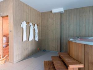 Maisons de vacances Gite de charme dans la vallee de l-Ognon avec spa - FR-1-583-489 : photos des chambres