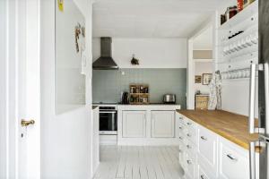 High Ceilings In Bright Home Near Lodskovvad