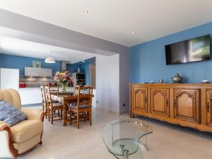 Maisons de vacances Maison renovee au bord de la Saone avec terrasse et jardin - FR-1-583-463 : Maison de Vacances