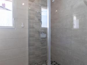 Maisons de vacances Maison renovee au bord de la Saone avec terrasse et jardin - FR-1-583-463 : photos des chambres