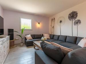 Maisons de vacances Gite moderne et lumineux a Gy avec grand salon, jardin et jeux pour enfants - FR-1-583-457 : photos des chambres