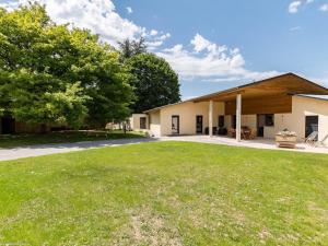 Maisons de vacances Gite moderne et lumineux a Gy avec grand salon, jardin et jeux pour enfants - FR-1-583-457 : photos des chambres