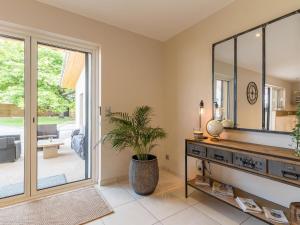 Gîte moderne et lumineux à Gy avec grand salon, jardin et jeux pour enfants - FR-1-583-457