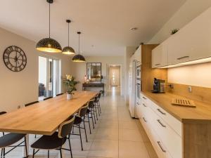 Maisons de vacances Gite moderne et lumineux a Gy avec grand salon, jardin et jeux pour enfants - FR-1-583-457 : photos des chambres