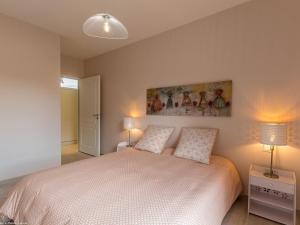 Maisons de vacances Gite moderne et lumineux a Gy avec grand salon, jardin et jeux pour enfants - FR-1-583-457 : photos des chambres