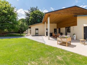 Maisons de vacances Gite moderne et lumineux a Gy avec grand salon, jardin et jeux pour enfants - FR-1-583-457 : photos des chambres