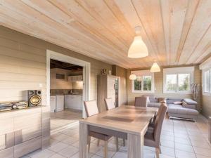 Maisons de vacances Charmante maison bois avec piscine et animaux admis - FR-1-583-475 : photos des chambres