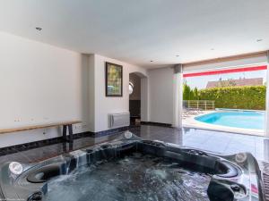 Confort moderne dans les Vosges du Sud avec piscine et jacuzzi - FR-1-583-480
