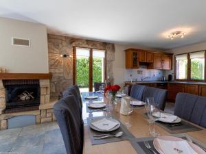 Maisons de vacances Confort moderne dans les Vosges du Sud avec piscine et jacuzzi - FR-1-583-480 : photos des chambres