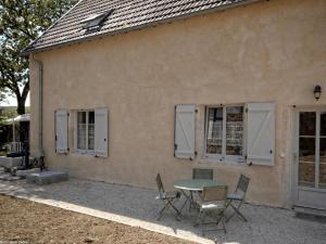 Maisons de vacances Charmant gite renove avec terrasse et parking au coeur de Montagney - FR-1-583-482 : photos des chambres