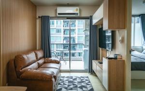 Soft bed,2TVs,many resto shops