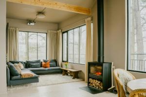 Arkitektritad Stuga Med Magnifik Sjöutsikt