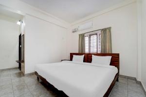 Collection O Pathanamthitta Near Mahatma Gandhi Statue