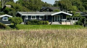 Live By The Sea With 180-Degree Unobstructed Views