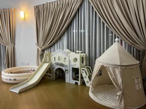 GeorgeTown Codrington 6BR KTV BBQ Pool Bungalow 28Pax