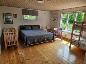 Cozy Cottage With Wilderness Bath