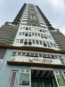 Close by the airports and tourist attractions