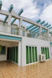 Close by the airports and tourist attractions