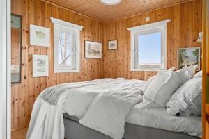 Cottage With Beach Plot, Boat And Jetty In Småland