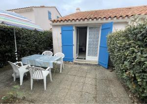 Maisons de vacances Maison acces plage dans residence avec Piscine : photos des chambres
