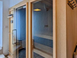 Maisons de vacances Gite avec espace bien-etre, sauna et hammam a Moffans-et-Vacheresse - FR-1-583-447 : photos des chambres