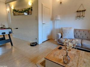 Maisons de vacances Gite avec espace bien-etre, sauna et hammam a Moffans-et-Vacheresse - FR-1-583-447 : photos des chambres