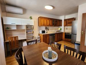 Trinity Apartment & Pool with Spa Near Center