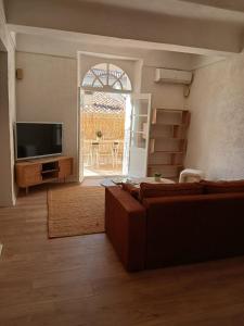 Très bel appartement refait à neuf dans la vieille ville de Hyères, 2 chambres, grande terrasse plein sud