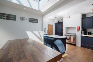 Cornellian Retreat - Charming rural fringe 1930s semi detached home