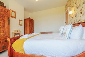 Cornellian Retreat - Charming rural fringe 1930s semi detached home