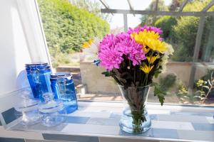 Cornellian Retreat - Charming rural fringe 1930s semi detached home